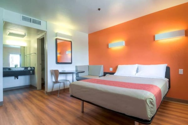 Foto van 1 tweepersoonsbed (queensize) | Minikoelkast - Vakantiehuis in Palm Springs - BedRoom