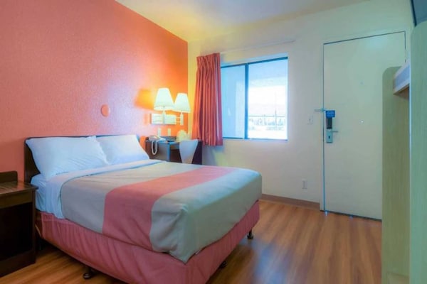Foto van 1 tweepersoonsbed (queensize) | Minikoelkast - Vakantiehuis in Palm Springs - BedRoom