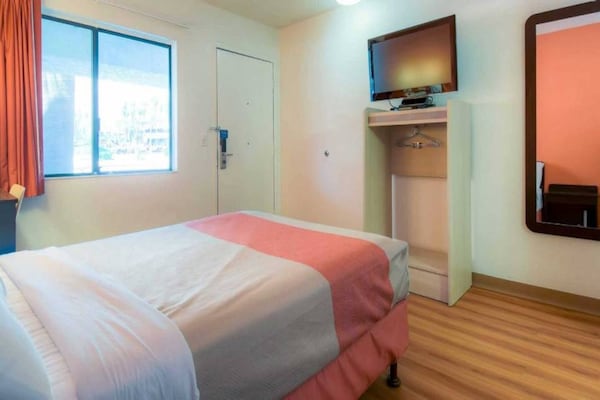 Foto van 1 tweepersoonsbed (queensize) | Minikoelkast - Vakantiehuis in Palm Springs - BedRoom