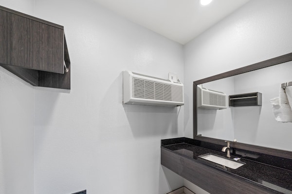 Foto van 1 tweepersoonsbed (Queensize) | Nsmk, minikoelkast - BathRoom