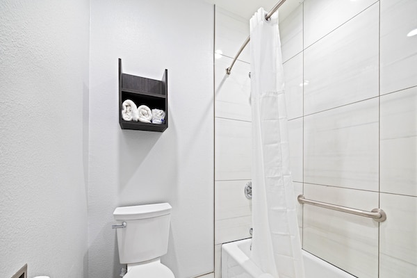 Foto van 1 kingsize bed | NSMK | Koelkast - Vakantiehuis in Oceanside - BathRoom