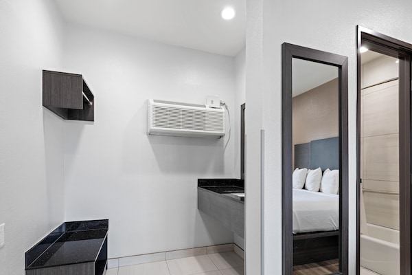Foto van 1 kingsize bed | Rookvrij, Minikoelkast - Vakantiehuis in Oceanside - BathRoom