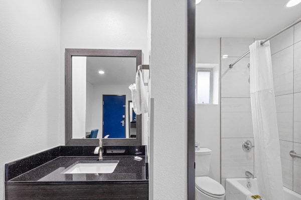 Foto van 1 kingsize bed | NSMK | Koelkast | Uitzicht - Vakantiehuis in Oceanside - BathRoom