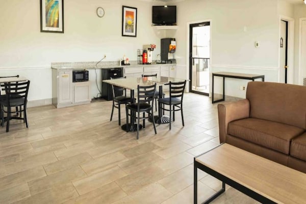 Foto van 1 kingsize bed Roken toegestaan,koelkast aanwezig - Vakantiehuis in Nacogdoches - FloorPlan