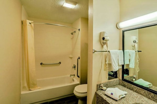 Foto van 1 kingsize bed | Rookvrij, koelkast - Vakantiehuis in Nacogdoches - Facilities