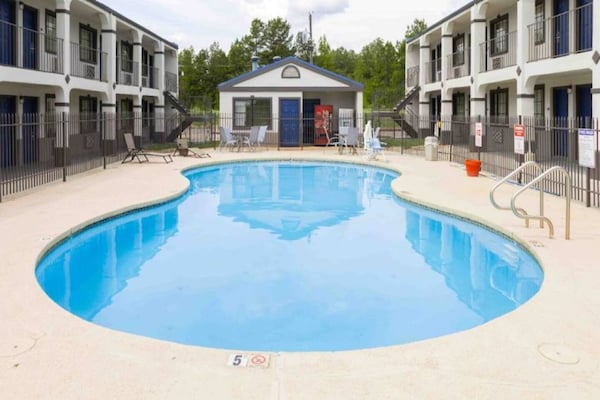 Foto van 1 kingsize bed | Rookvrij, koelkast - Vakantiehuis in Nacogdoches - Pool