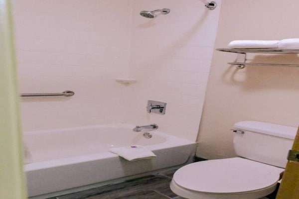Foto van 1 kingsize bed | Rookvrij, koelkast - Vakantiehuis in Nacogdoches - BathRoom