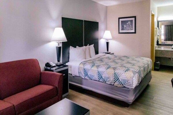 Foto van 1 kingsize bed | Rookvrij, magnetron, slaapbank - Vakantiehuis in Nacogdoches - BedRoom