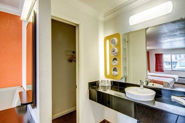 Foto van 1 kingsize bed | Mobiliteit | Badkuip, Nsmk - Vakantiehuis in MANTECA - BathRoom