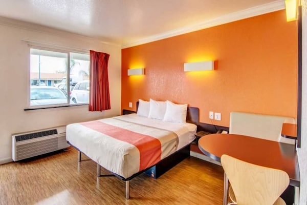 Foto van 1 kingsize bed | Mobiliteit | Badkuip, Nsmk - Vakantiehuis in MANTECA - BedRoom