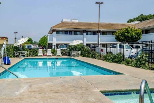 Foto van 1 kingsize bed | Rookvrij, Keuken - Vakantiehuis in OAKDALE - Pool
