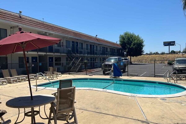 Foto van 1 Queensize Bed | Ns | Micfridge - Vakantiehuis in San Jose CA - ExteriorSummer