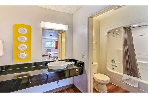 Foto van 1 Queensize Bed | Ns | Micfridge - Vakantiehuis in San Jose CA - BathRoom