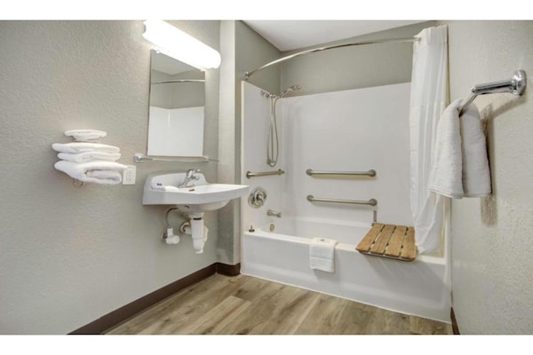 Foto van 1 Volledig Bed | Mob Accc Ri Shwr Ns Micridge - Vakantiehuis in San Jose CA - BathRoom