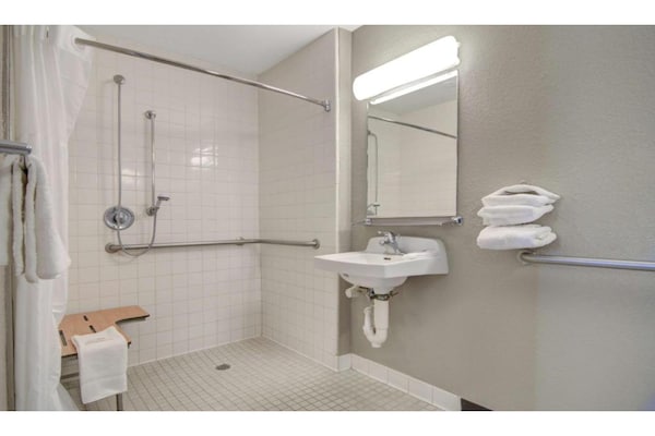 Foto van 1 Volledig Bed | Mob Accc Ri Shwr Ns Micridge - Vakantiehuis in San Jose CA - BathRoom