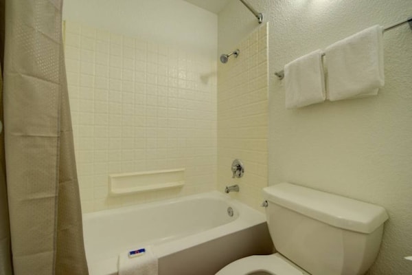 Foto van 1 tweepersoonsbed (Queensize) | Koelkast - Vakantiehuis in Seattle - BedRoom