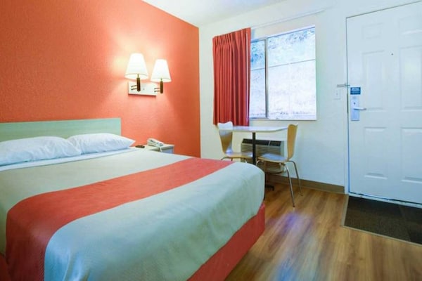 Foto van 1 tweepersoonsbed (Queensize) | Koelkast - Vakantiehuis in Seattle - BedRoom