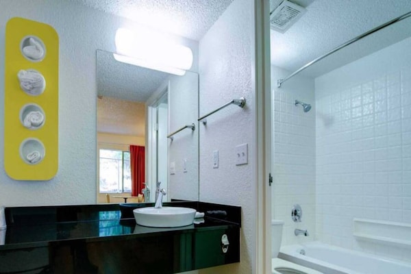 Foto van 1 tweepersoonsbed (Queensize) | Koelkast - Vakantiehuis in Seattle - BathRoom