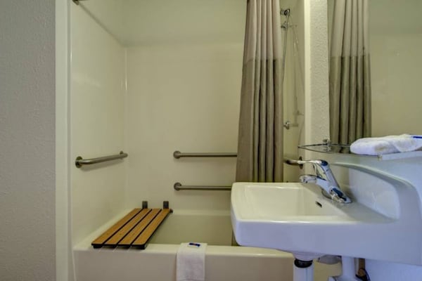 Foto van 1 tweepersoonsbed (Queensize) | Koelkast - Vakantiehuis in Seattle - BathRoom