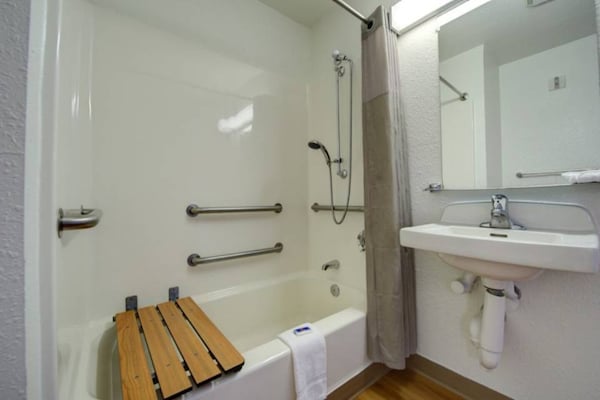 Foto van 1 tweepersoonsbed (Queensize) | Koelkast - Vakantiehuis in Seattle - BathRoom