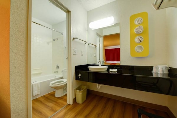Foto van 1 tweepersoonsbed (Queensize) | Koelkast - Vakantiehuis in Seattle - BedRoom