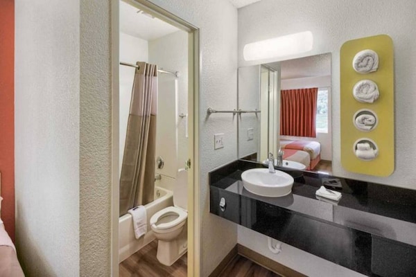 Foto van 1 tweepersoonsbed (Queensize) | Koelkast - Vakantiehuis in Everett - BathRoom