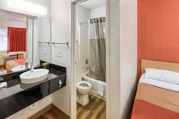 Foto van 1 tweepersoonsbed (Queensize) | Koelkast - Vakantiehuis in Everett - BedRoom