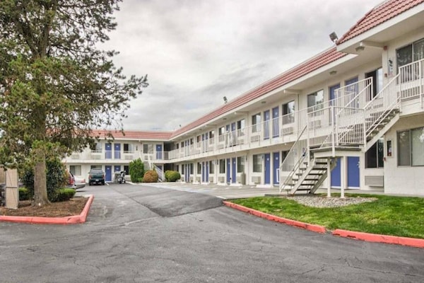 Foto van 1 tweepersoonsbed | Douche conform ADA/RI-normen - Vakantiehuis in Everett - ExteriorSummer