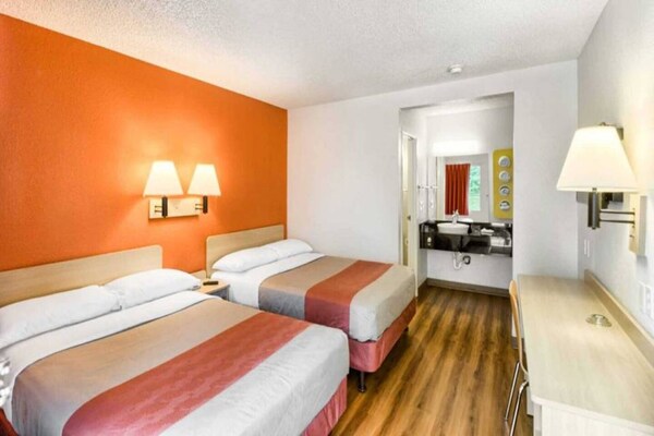 Foto van 1 tweepersoonsbed | Douche conform ADA/RI-normen - Vakantiehuis in Everett - BedRoom