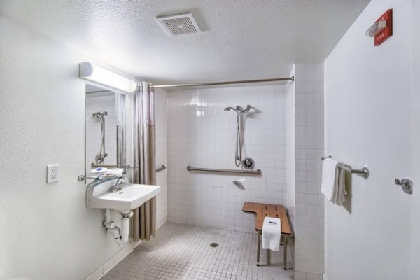 Foto van 1 tweepersoonsbed | Douche conform ADA/RI-normen - Vakantiehuis in Everett - Facilities