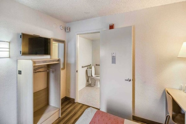 Foto van 1 tweepersoonsbed | Douche conform ADA/RI-normen - Vakantiehuis in Everett - BedRoom