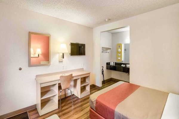 Foto van 1 tweepersoonsbed | Douche conform ADA/RI-normen - Vakantiehuis in Everett - BedRoom