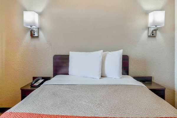 Foto van 1 kingsize bed met koelkast | Santa Rosa, NM - Vakantiehuis in Santa Rosa NM - BedRoom