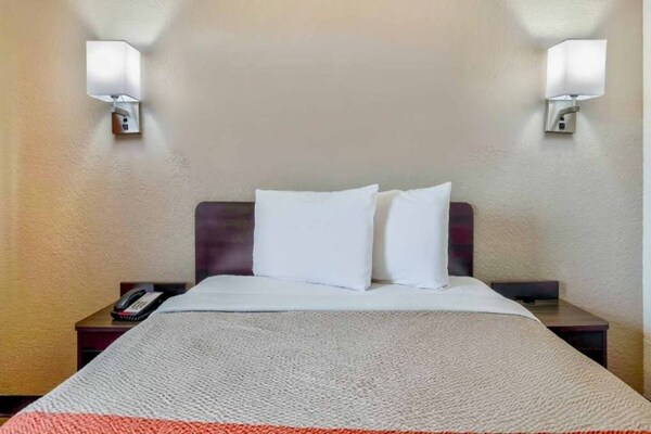 Foto van 1 Queensize Bed | Ada/ri -douche - Vakantiehuis in Santa Rosa NM - BedRoom