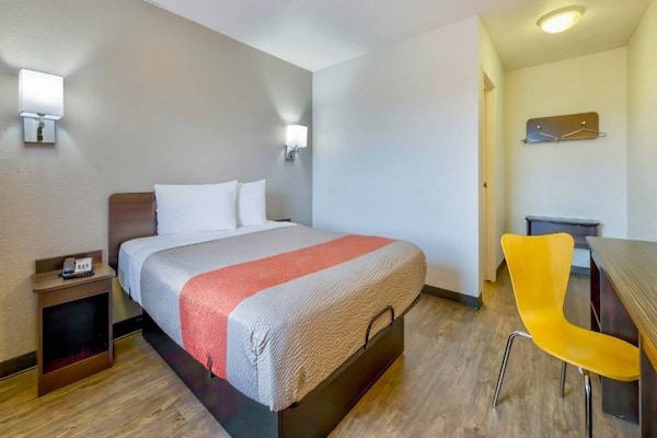 Foto van 1 Queensize Bed | Ada/ri -douche - Vakantiehuis in Santa Rosa NM - BedRoom