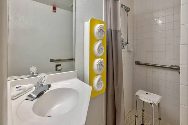 Foto van 1 Queensize Bed | Ada/ri -douche - Vakantiehuis in Santa Rosa NM - BathRoom
