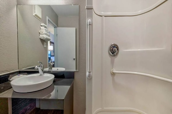 Foto van 1 Queensize Bed | Ada/ri -douche - Vakantiehuis in Santa Rosa NM - BathRoom