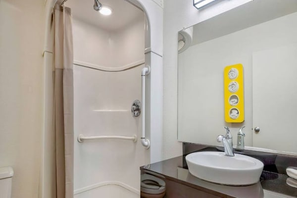 Foto van 1 Queensize Bed | Ada/ri -douche - Vakantiehuis in Santa Rosa NM - Facilities