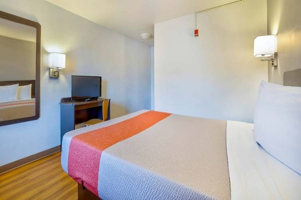 Foto van 1 Queensize Bed | Ada/ri -douche - Vakantiehuis in Santa Rosa NM - BedRoom