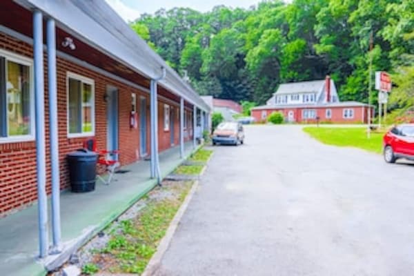 Foto van Gezellig appartement met 1 slaapkamer | Beaver WV - Vakantiehuis in Beaver WV - parking