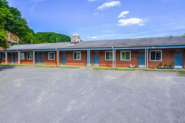 Foto van Gezellig appartement met 1 slaapkamer | Beaver WV - Vakantiehuis in Beaver WV - parking