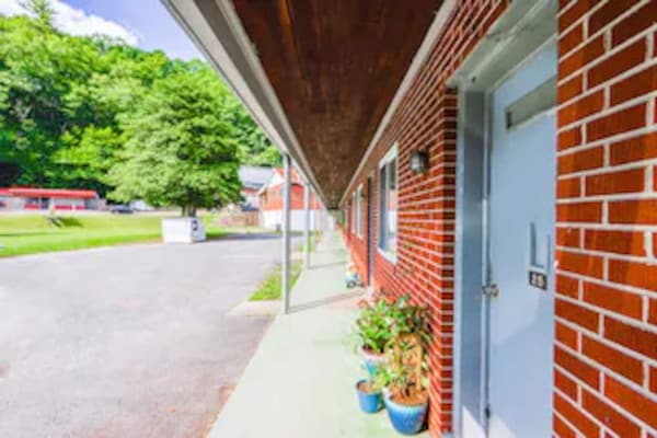 Foto van Gezellig appartement met 1 slaapkamer | Beaver WV - Vakantiehuis in Beaver WV - ExteriorSummer