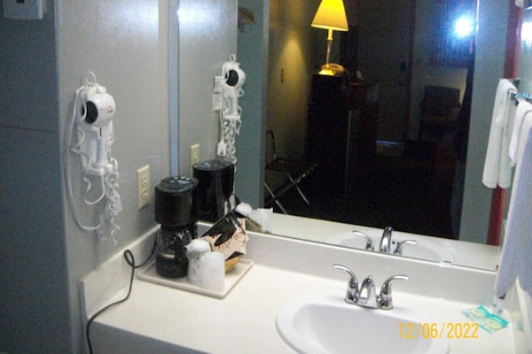 Foto van 1 tweepersoonsbed (queensize) | Rookvrij - Vakantiehuis in GRAND PRAIRIE, TX - BathRoom