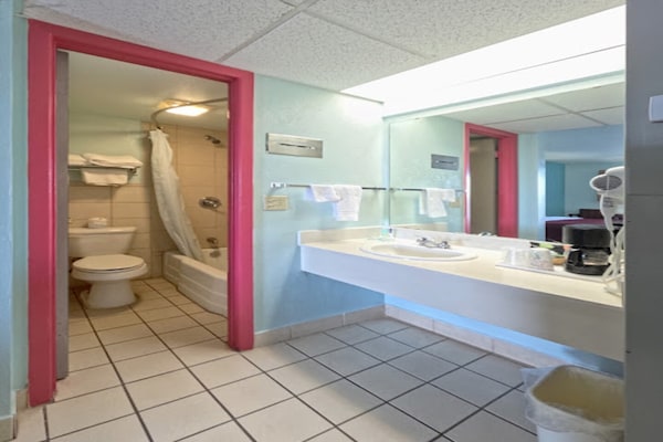 Foto van 1 tweepersoonsbed (queensize) | Rookvrij - Vakantiehuis in GRAND PRAIRIE, TX - BathRoom