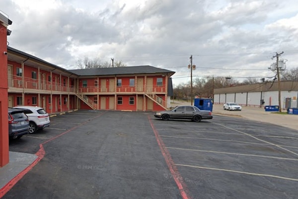 Foto van 1 tweepersoonsbed (queensize) | Rookvrij - Vakantiehuis in GRAND PRAIRIE, TX - ExteriorSummer