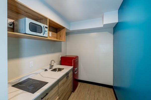 Foto van 1 kingsize bed | Kitchenette - Vakantiehuis in GRAND PRAIRIE, TX - BedRoom