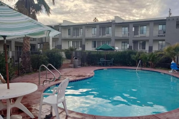 Foto van Premium Junior Kamer met Queensize Bed, Nsmk - Vakantiehuis in Barstow CA - Pool