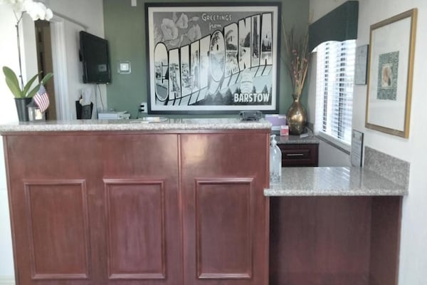 Foto van Premium Junior Kamer met Queensize Bed, Nsmk - Vakantiehuis in Barstow CA - HallReception
