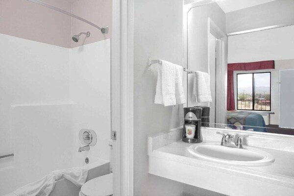 Foto van Premium Junior Kamer met Queensize Bed, Nsmk - Vakantiehuis in Barstow CA - BathRoom