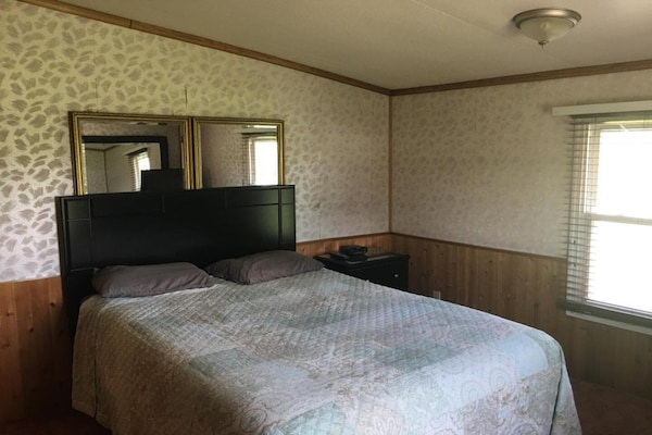 Foto van 1 Slaapkamer Appartement Met Keuken - Vakantiehuis in Cadiz OH - BedRoom